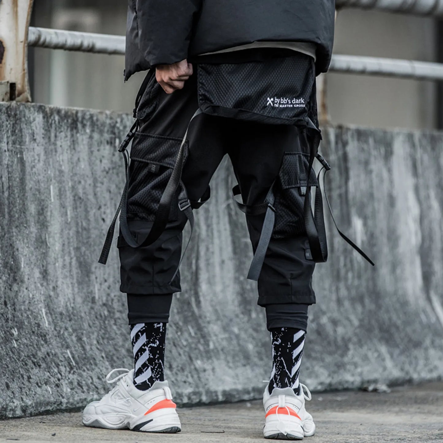 A Drumming Ape Street style very high quality fashioned Ribbons Multi Pockets Cargo Pants Men Harajuku Casual Track Trouser Hip Hop Streetwear Techwear Pants Joggers Men