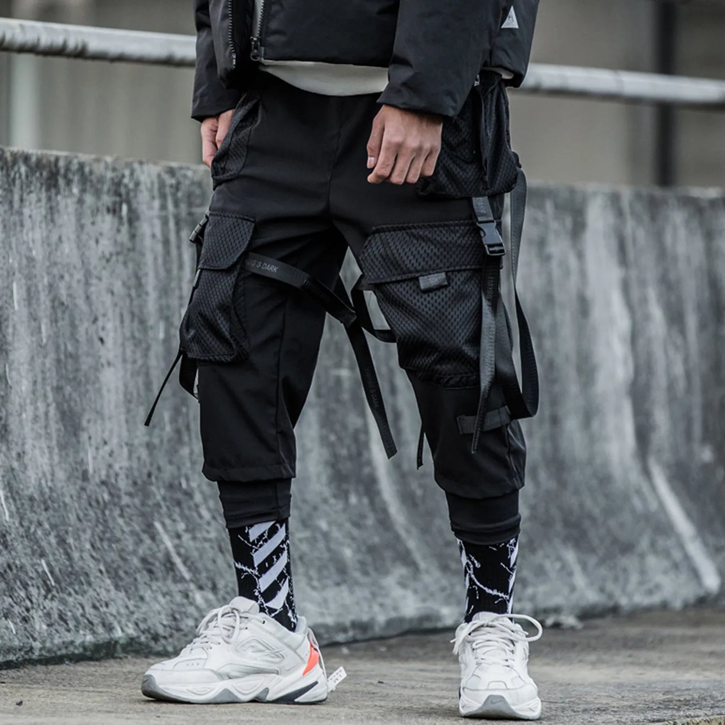 A Drumming Ape Street style very high quality fashioned Ribbons Multi Pockets Cargo Pants Men Harajuku Casual Track Trouser Hip Hop Streetwear Techwear Pants Joggers Men